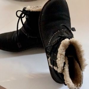 UGG Toast Cove Black 5136 Booties